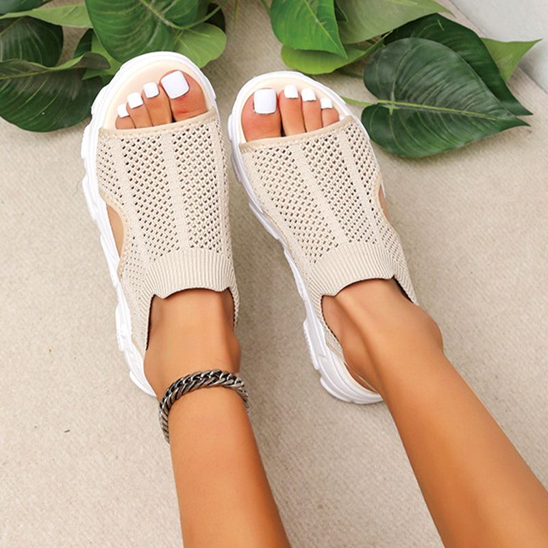 AtemWeave‑Plateausandalen™ — luftiges Strickdesign mit federleichtem Tragegefühl.
