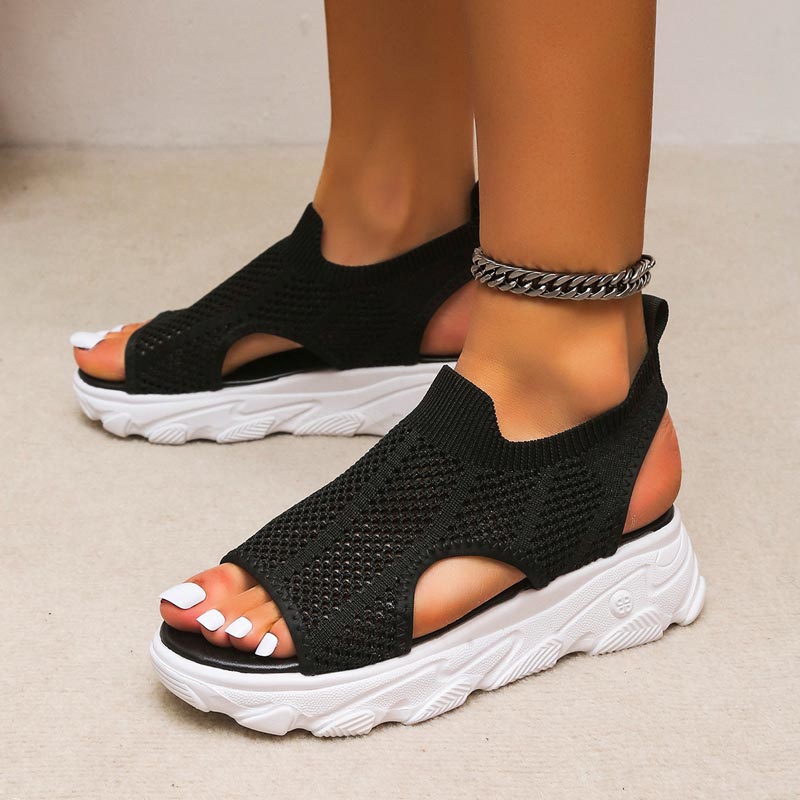 AtemWeave‑Plateausandalen™ — luftiges Strickdesign mit federleichtem Tragegefühl.